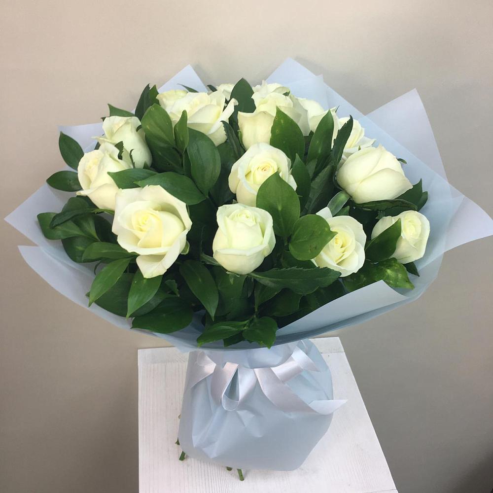Букет 15 Белых роз Проуд в Бире