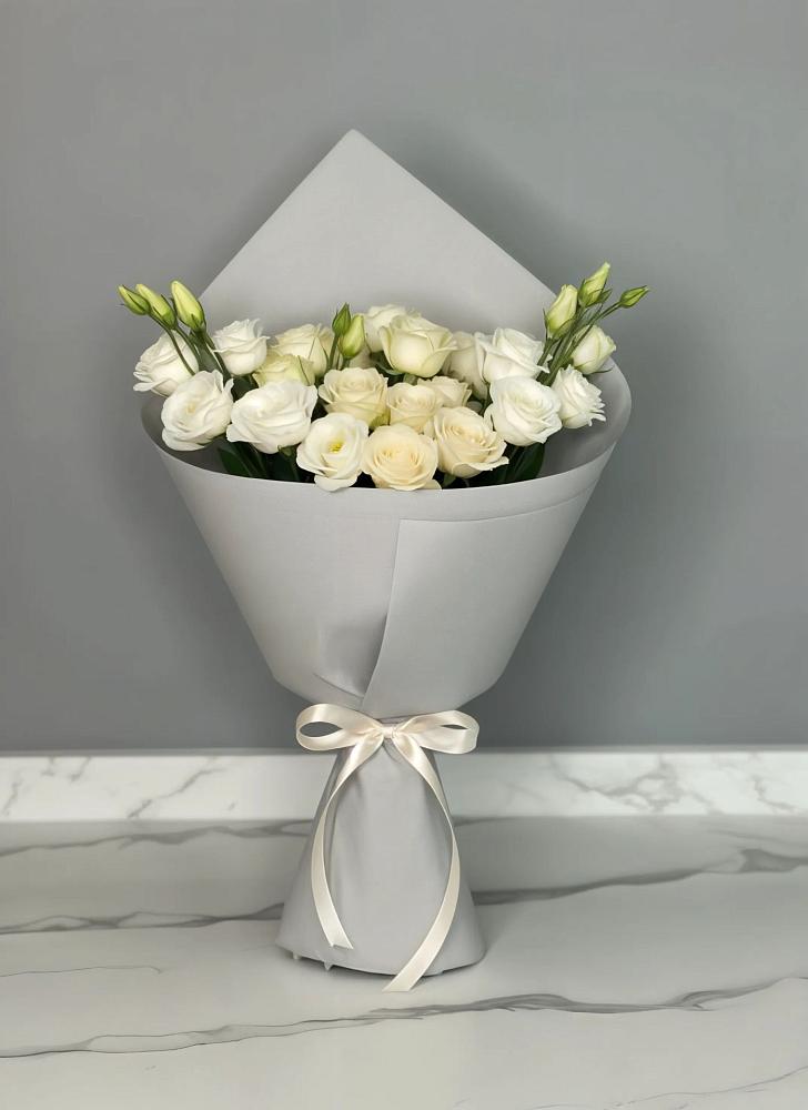 Букет цветов из: Розы и Лизиантусы в Бире