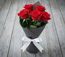 Букет 5 Красных роз Эдлесс Лав в Бире