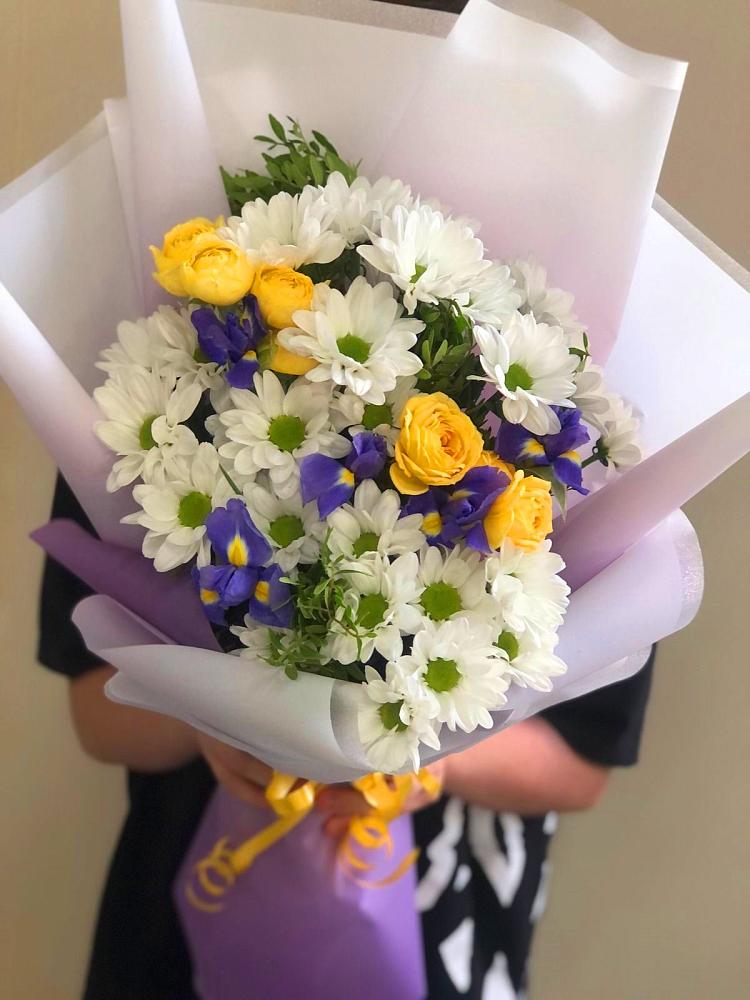 Букет цветов из: Ирисы, Хризантемы и Розы в Бире