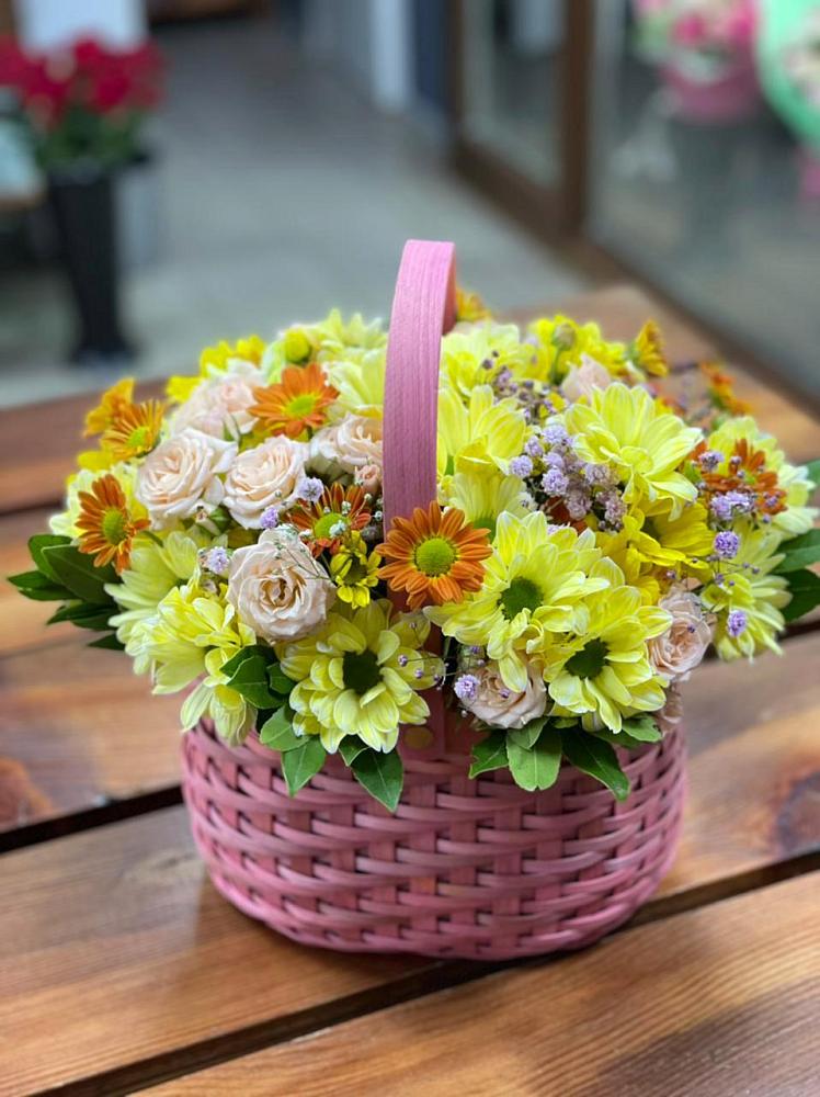 Цветочная композиция из Хризантемы и Розы в корзине в Бире