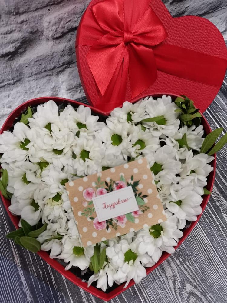 Цветочная композиция из Хризантемы в виде сердца в Бире