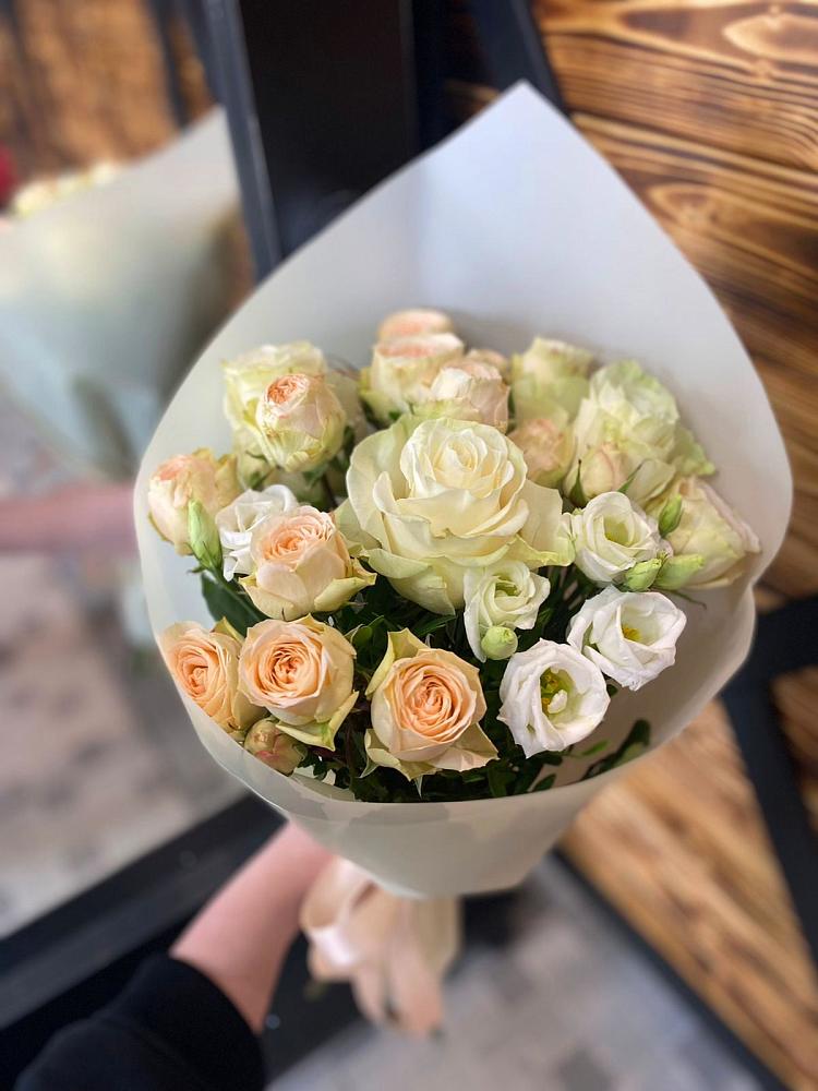 Букет цветов из: Розы и Лизиантусы в Бире